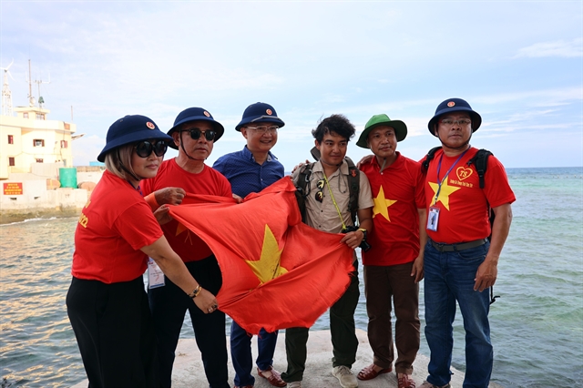First Vietnamese person to circumnavigate the world by motorbike visits Trường Sa Archipelago